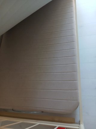 Cama individual metálica beige y blanca