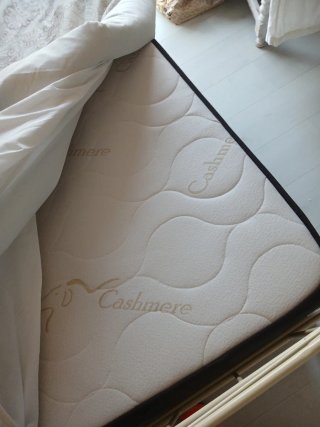 Cama individual metálica beige y blanca