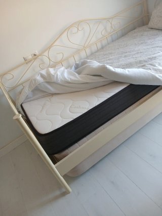 Cama individual metálica beige y blanca