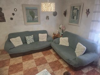 2 Sofás de tela grises y marrones