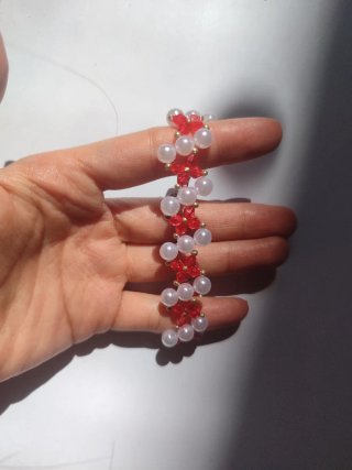 Pulsera artesanal de flores rojas y perlas blancas