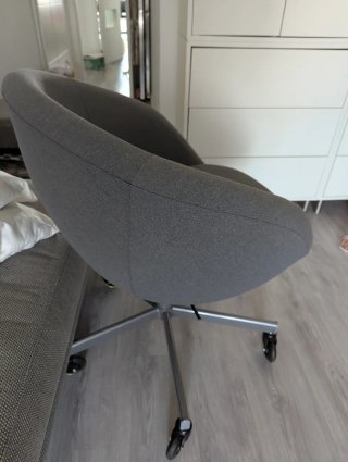 Silla de oficina gris con ruedas de silicona