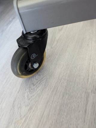 Silla de oficina gris con ruedas de silicona