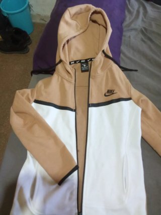 Chaqueta Nike Beige y Blanca
