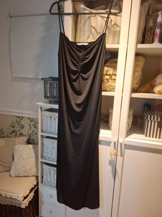Vestido negro tirantes drapeado