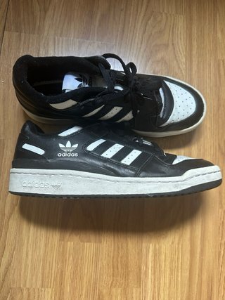 Zapatillas Adidas Forum Low Negras y Blancas