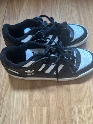 Zapatillas Adidas Forum Low Negras y Blancas