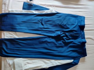 Traje de chaqueta azul,con zapatos marrón