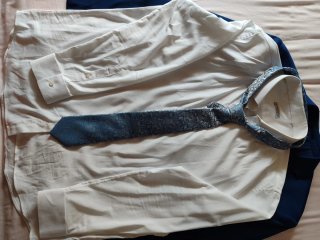 Traje de chaqueta azul,con zapatos marrón