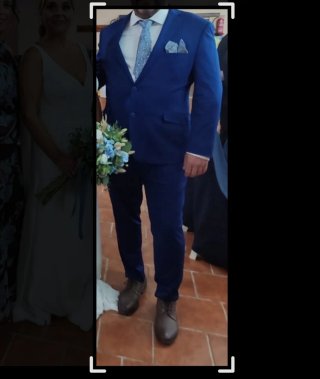 Traje de chaqueta azul,con zapatos marrón