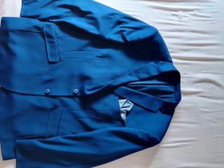 Traje de chaqueta azul,con zapatos marrón