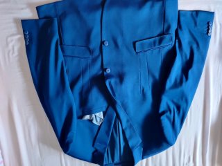 Traje de chaqueta azul,con zapatos marrón