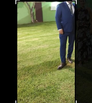 Traje de chaqueta azul,con zapatos marrón