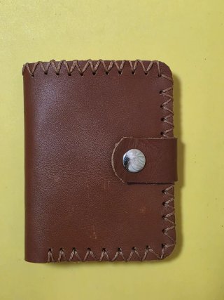 Billetera artesanal de piel cosida a mano