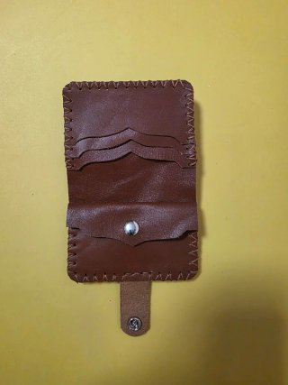 Billetera artesanal de piel cosida a mano