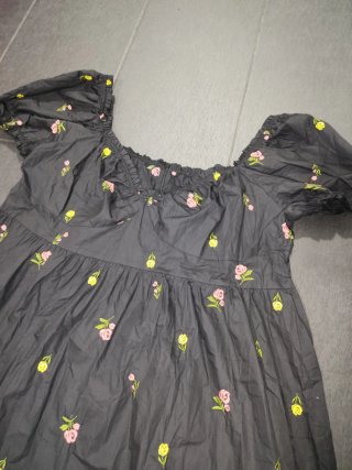 Vestido negro con flores