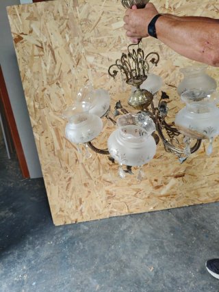 Lámpara de techo dorada y cristal