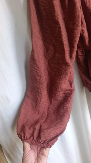 Blusa marrón manga larga fruncida