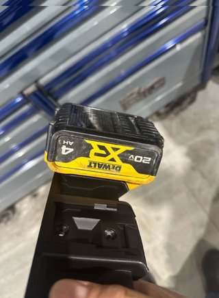 DEWALT 18V – 1 Soporte para 4 baterías