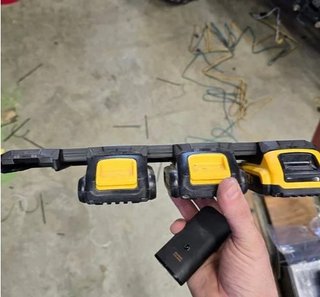DEWALT 18V – 1 Soporte para 4 baterías