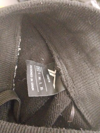 Pantalones deportivos negros con detalles blancos