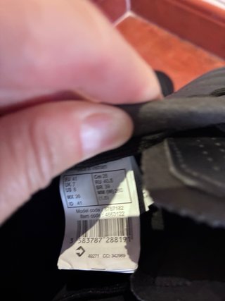 Zapatillas negras de fútbol con tacos negras