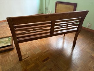 Banco de madera antiguo tallado