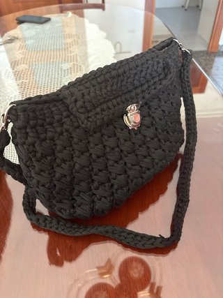 Bolso negro y marrón tejidos a mano