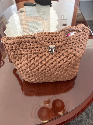 Bolso negro y marrón tejidos a mano