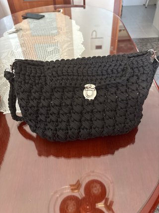 Bolso negro y marrón tejidos a mano