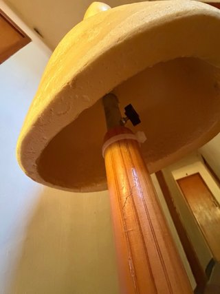 Maniquí de costura amarillo con base