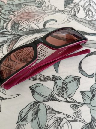 Gafas de sol vintage negras y rosas