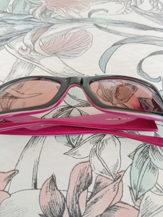 Gafas de sol vintage negras y rosas