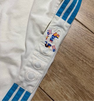 Shorts Adidas Blancos con Rayas Azules Challenger