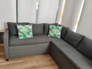 Conjunto rinconera mimbre terraza con mesa