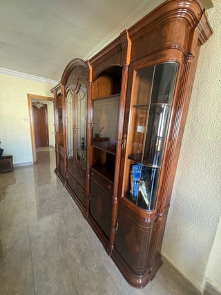 Mueble de comedor madera oscura y cristal