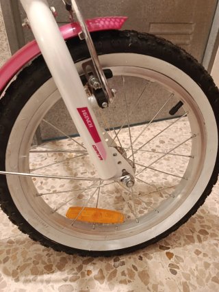 Bicicleta infantil rosa y blanca