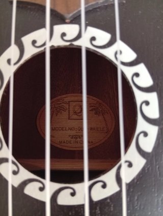 Ukelele marrón con funda y afinador