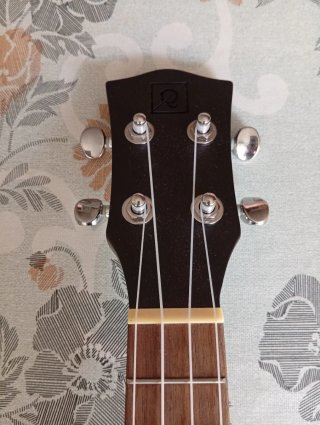 Ukelele marrón con funda y afinador