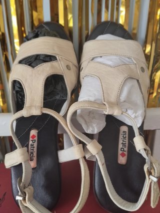 Sandalias de piel con cuña