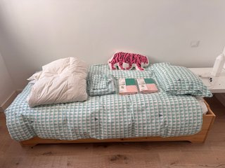 Conjunto de camas nido con colchones y edredones