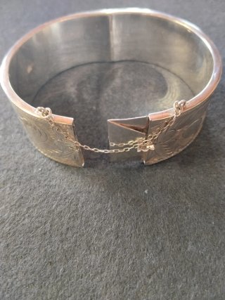 Brazalete rígido de plata grabado