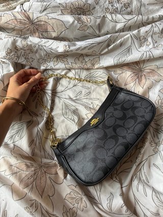 Bolso Coach Negro con Cadena Dorada