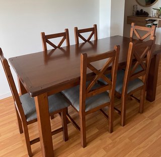 Mesa de comedor de madera rústica