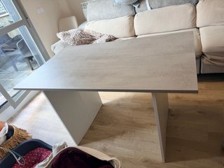 Mesa de cocina extensible gris y blanca