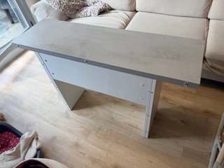 Mesa de cocina extensible gris y blanca