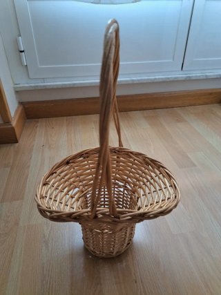 Cesta de mimbre con asa
