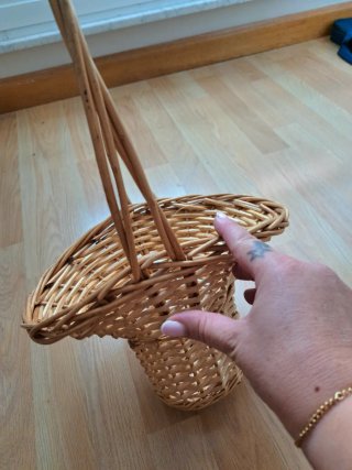 Cesta de mimbre con asa