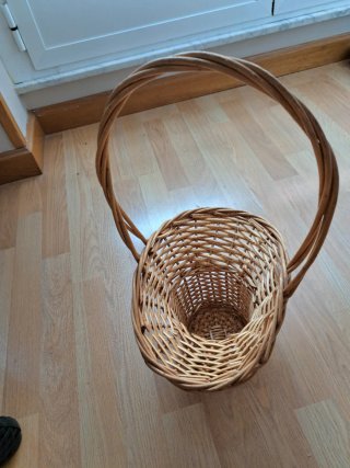 Cesta de mimbre con asa