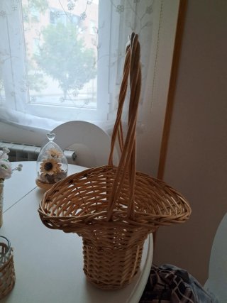 Cesta de mimbre con asa